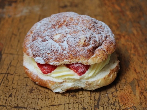 Aardbei roombroodje